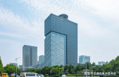 横向对比：取同区域其他甲级写字楼（如滨江天